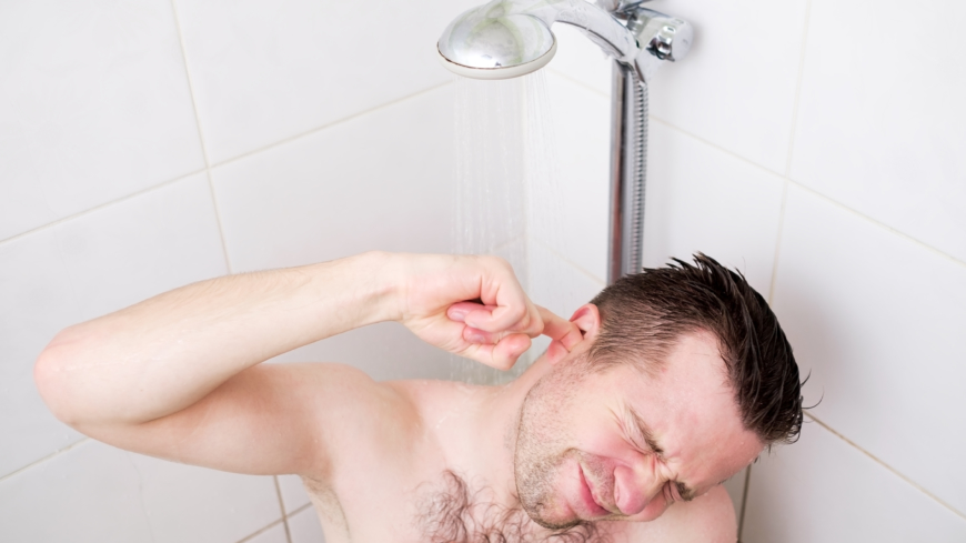 Det som ofta har orsakat skadan är något så enkelt som att du har dragit ut ett blött finger ur örat efter dusch eller bad. Foto: Shutterstock